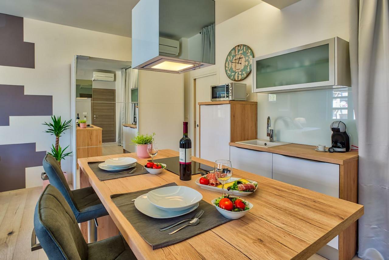 Parkside Studio Apartments With Free Parking פולה מראה חיצוני תמונה